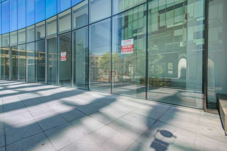 Arrienda amplio Local Comercial + Baño/Estac. (170787)