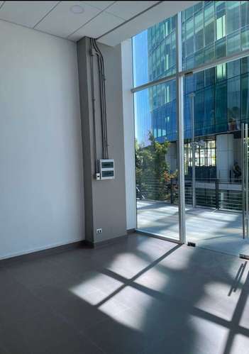 Arrienda amplio Local Comercial + Baño/Estac. (170787)