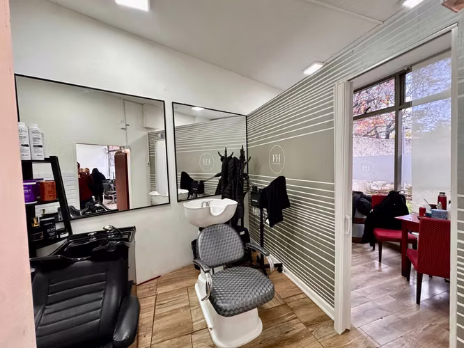 Ideal Salón de Belleza u Oficina en Los Leone (170806)
