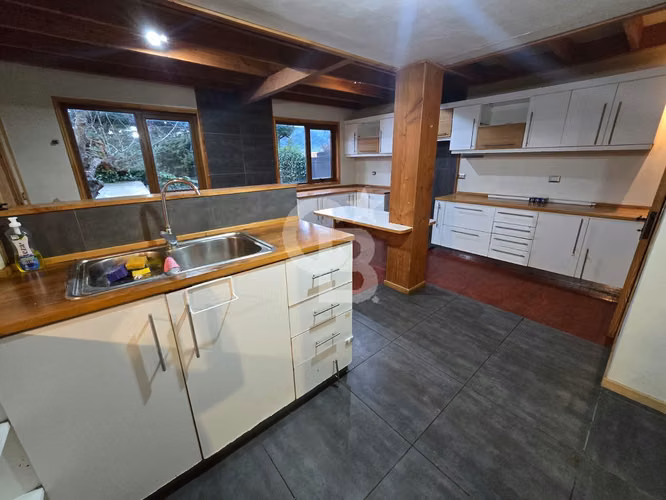 Amplia Casa en Puerto Montt: Cálida, Luminosa y Céntrica