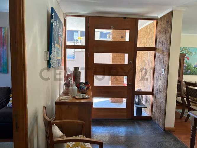 Se vende iluminada casa en Lomas de Montemar