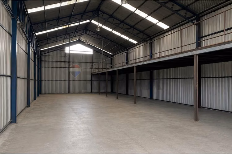 Bodega con oficinas, 600 m2 útiles la cisterna