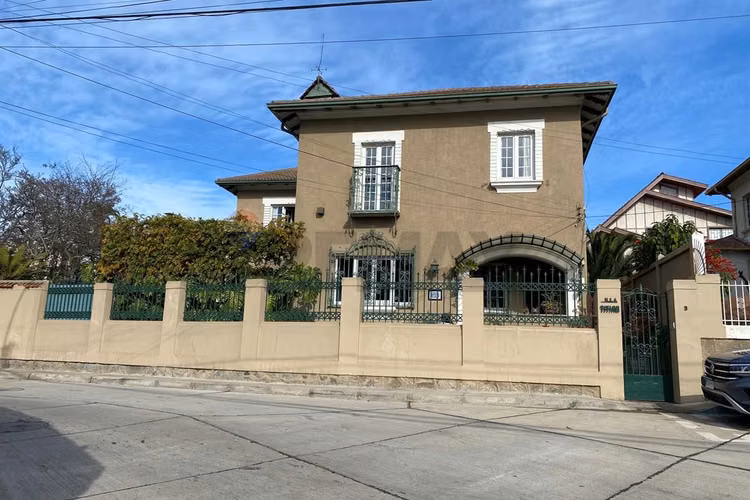 Elegante casona en recreo | 383 m² | 6d 4b