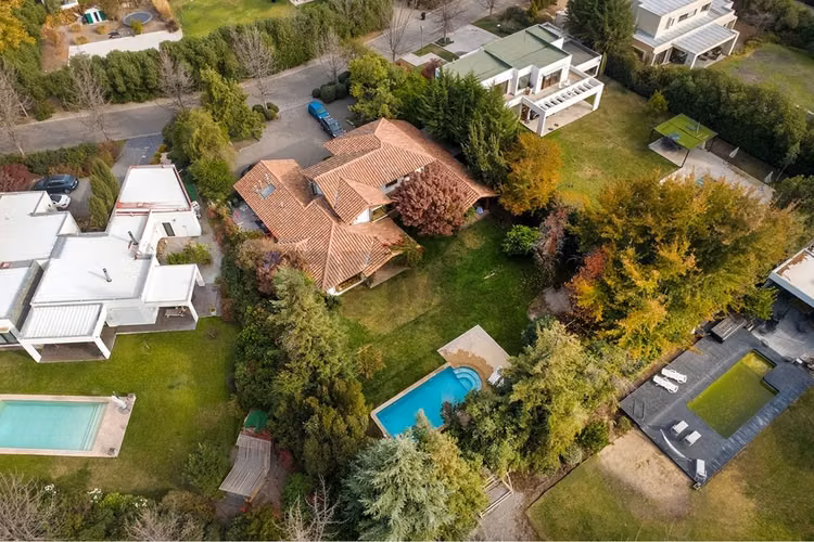 Venta casa en las pircas de chicureo 5 d-4 b + ss