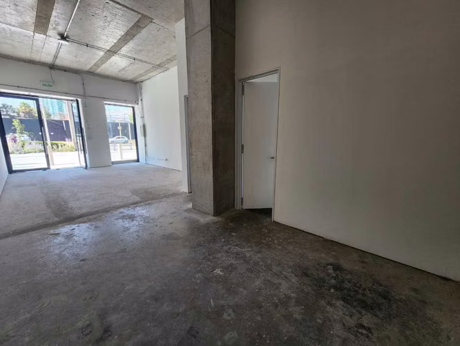 Amplio Local Comercial en Sector Céntrico (170929)
