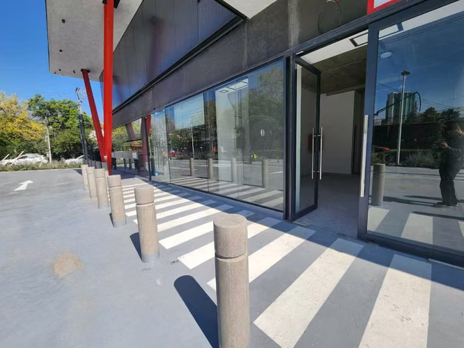 Amplio Local Comercial en Sector Céntrico (170927)