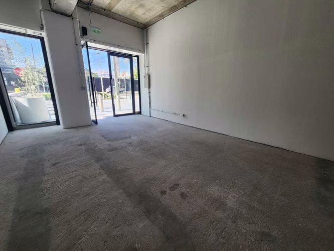 Amplio Local Comercial en Sector Céntrico (170927)