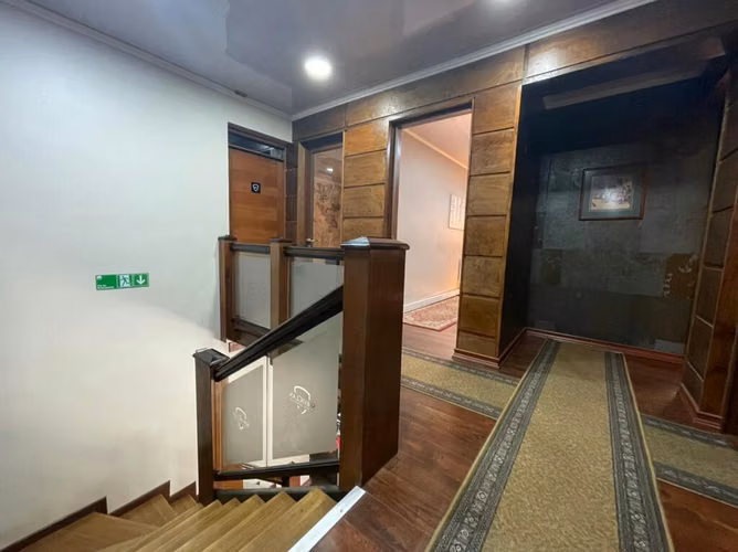 SE VENDE RENOVADO  EDIFICIO DE OFICINAS (170916)