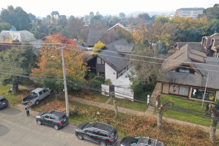 Amplia casa a pasos de plaza Bühler
