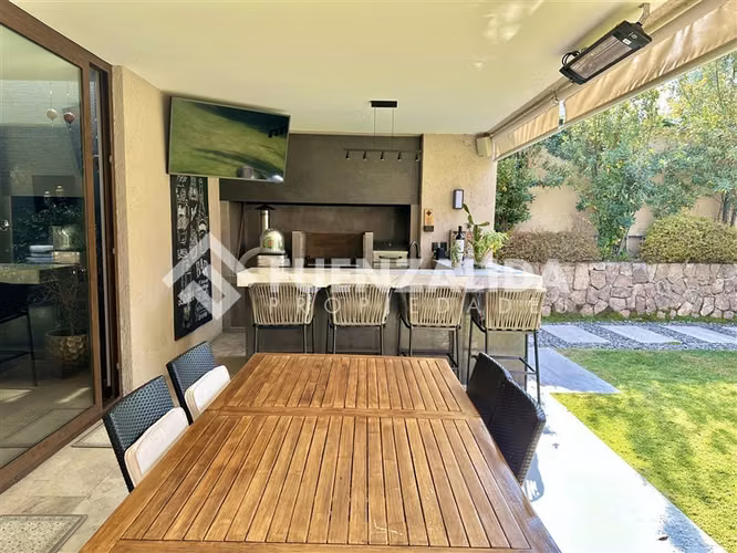 Gran Casa Familiar en Venta de 6D-8B Nogales de La Dehesa