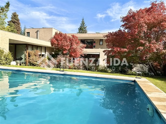 Gran Casa Familiar en Venta de 6D-8B Nogales de La Dehesa
