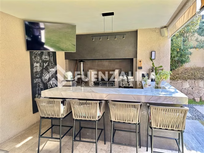 Gran Casa Familiar en Venta de 6D-8B Nogales de La Dehesa