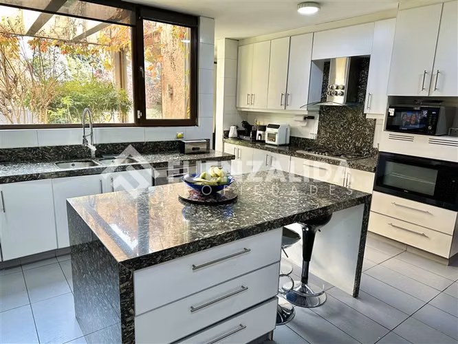 Gran Casa Familiar en Venta de 6D-8B Nogales de La Dehesa