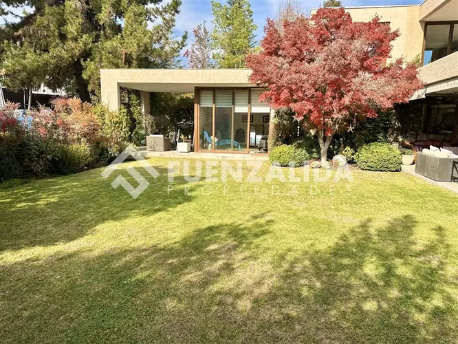 Gran Casa Familiar en Venta de 6D-8B Nogales de La Dehesa