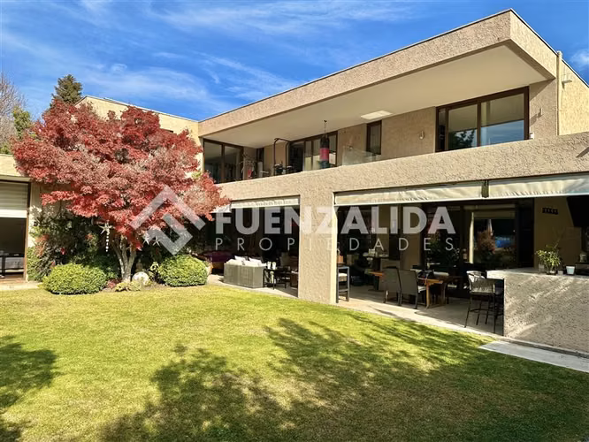 Gran Casa Familiar en Venta de 6D-8B Nogales de La Dehesa