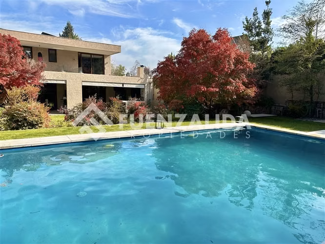 Gran Casa Familiar en Venta de 6D-8B Nogales de La Dehesa