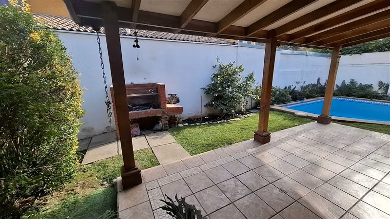 Casa en venta de 4 dorm. en Peñalolén