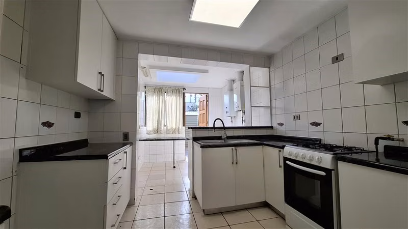 Casa en venta de 4 dorm. en Peñalolén