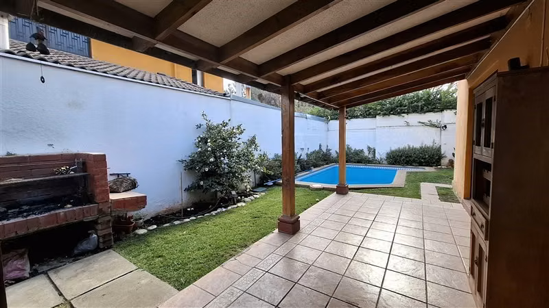 Casa en venta de 4 dorm. en Peñalolén
