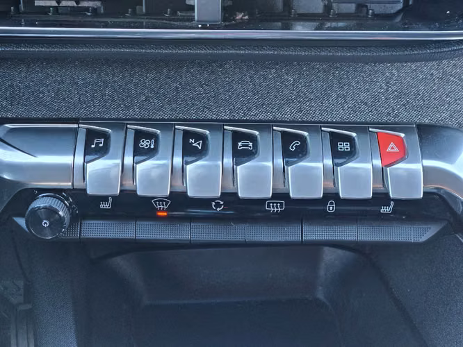 Peugeot 3008 1.6 ALLURE PACK THP 4X2 165 EAT6 5P 2022 - Imagen 17