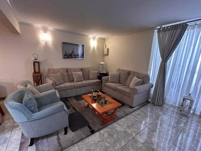 Amplia casa con excelente conectividad (171050)