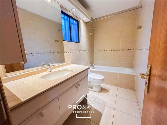 Casa en arriendo de 6 dorm. en Las Condes