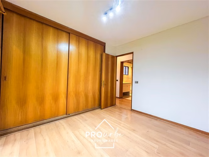 Casa en arriendo de 6 dorm. en Las Condes
