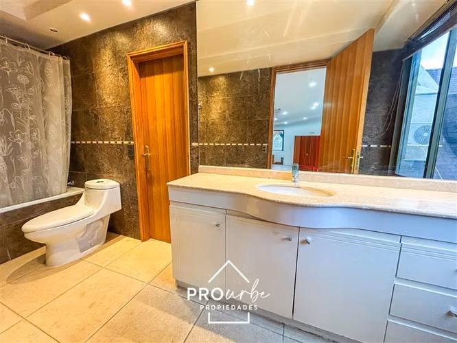 Casa en arriendo de 6 dorm. en Las Condes