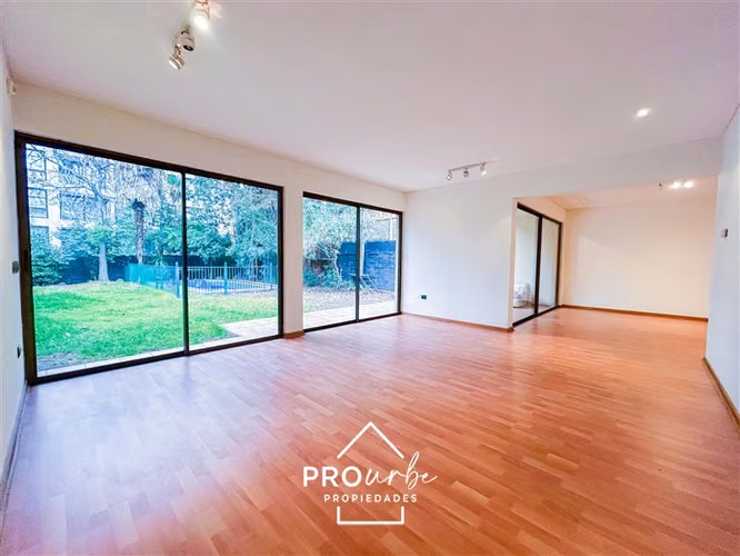 Casa en arriendo de 6 dorm. en Las Condes