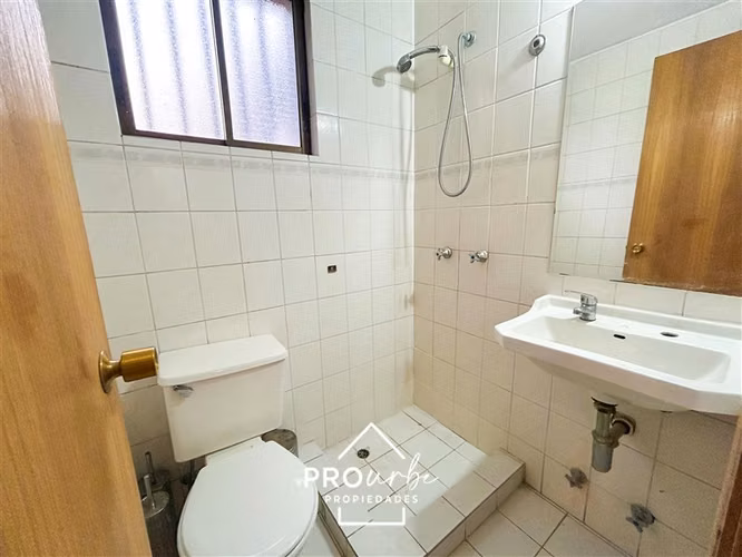 Casa en arriendo de 6 dorm. en Las Condes