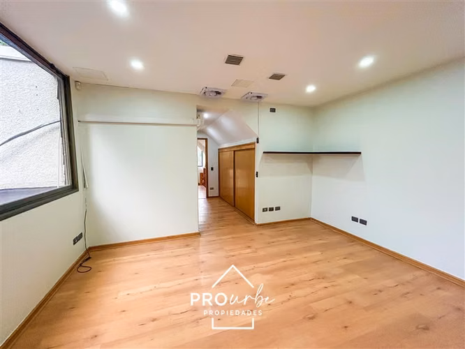Casa en arriendo de 6 dorm. en Las Condes