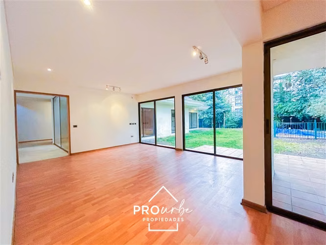 Casa en arriendo de 6 dorm. en Las Condes