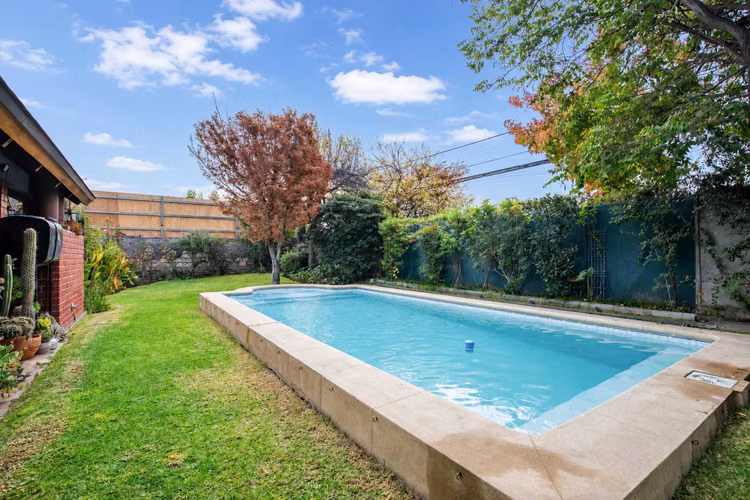 Amplia Casa con Jardín y Piscina (168475)