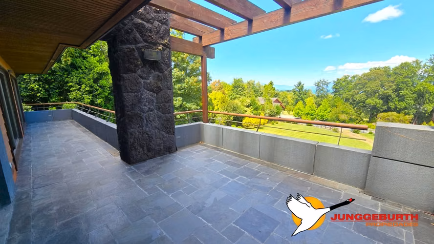 GRAN CASA DE LUJO EN CONDOMINIO DE VILLARRICA