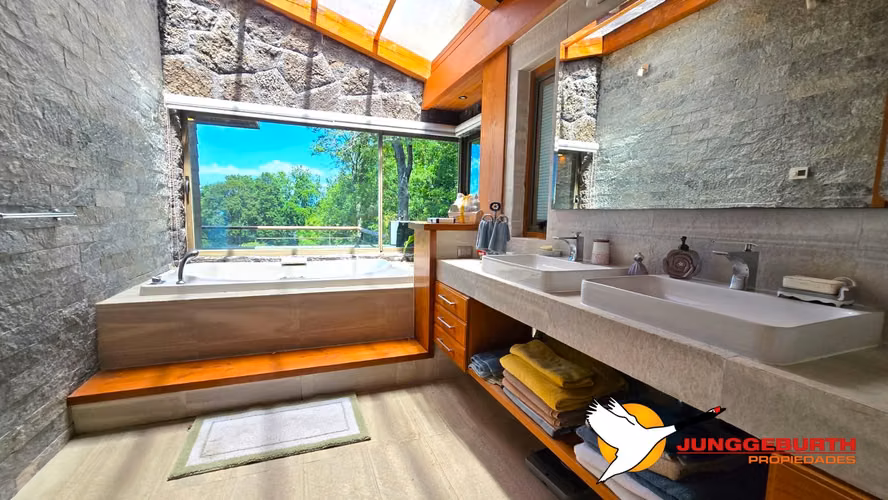 GRAN CASA DE LUJO EN CONDOMINIO DE VILLARRICA