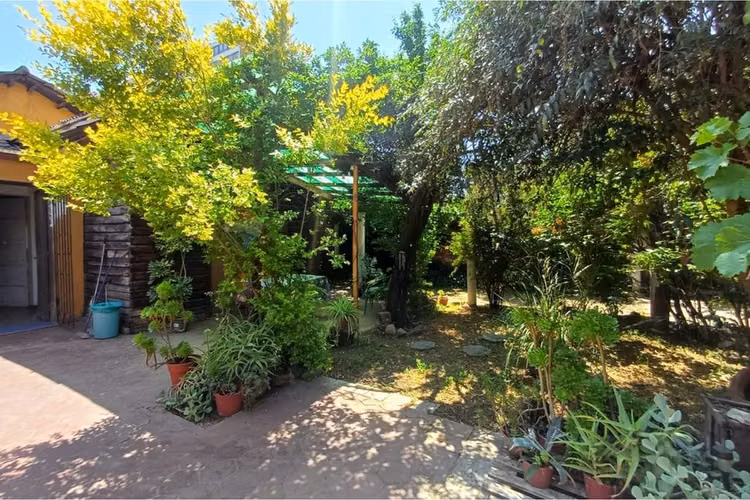 Excepcional casa en gran terreno/ premio nobel