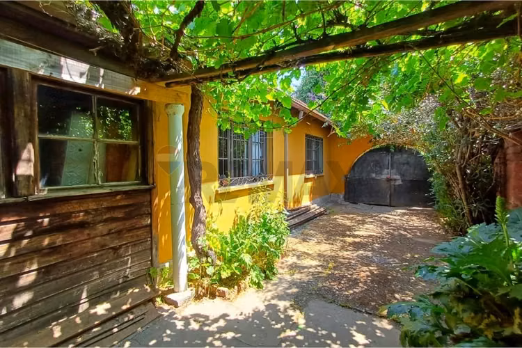 Excepcional casa en gran terreno/ premio nobel