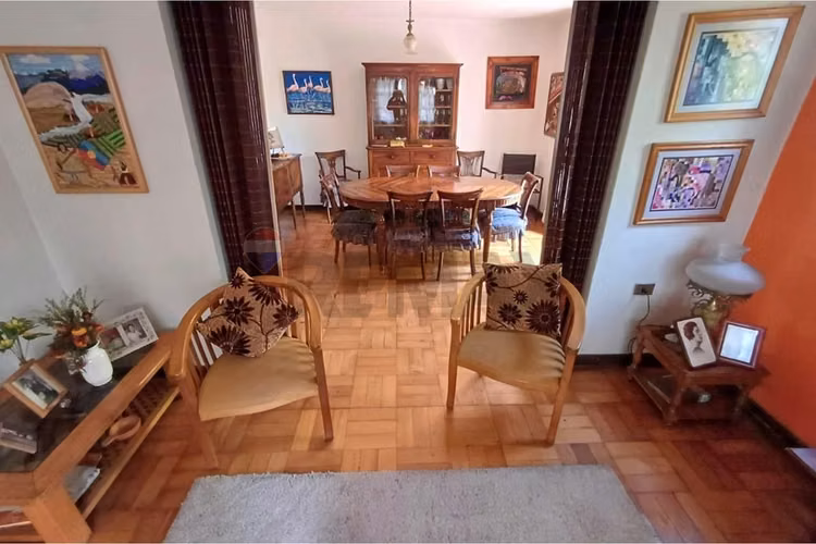 Excepcional casa en gran terreno/ premio nobel