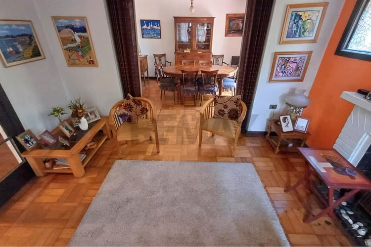 Excepcional casa en gran terreno/ premio nobel