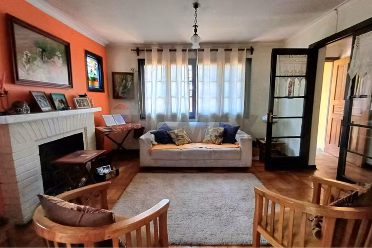Excepcional casa en gran terreno/ premio nobel