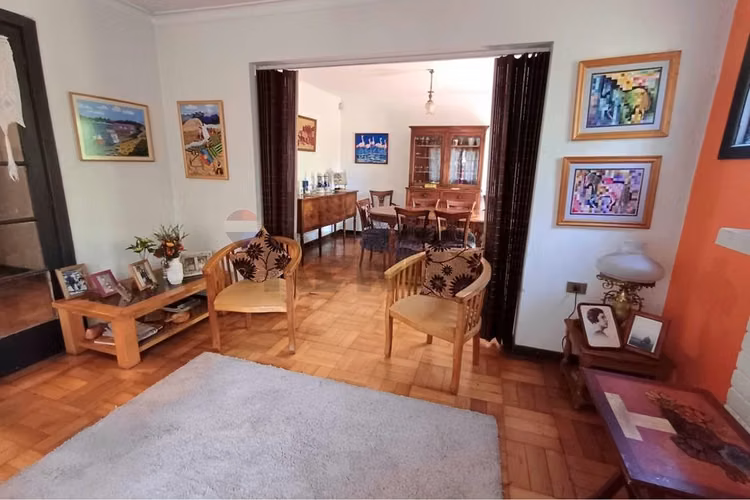 Excepcional casa en gran terreno/ premio nobel