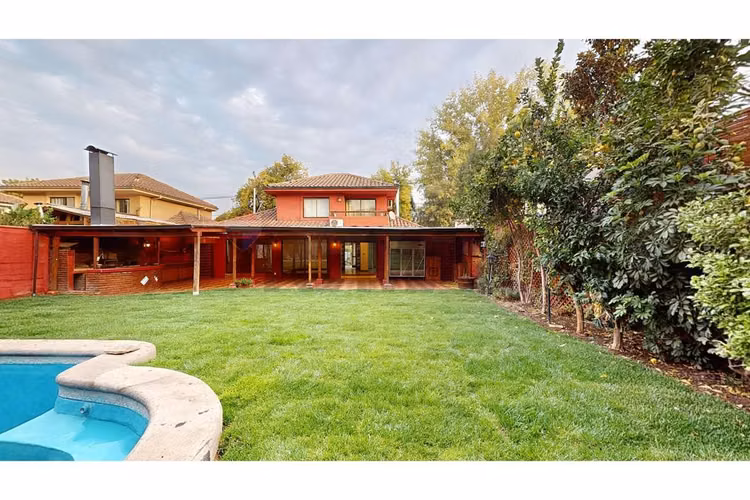 Casa en venta con gran patio y piscina