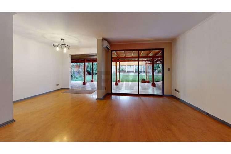 Casa en venta con gran patio y piscina