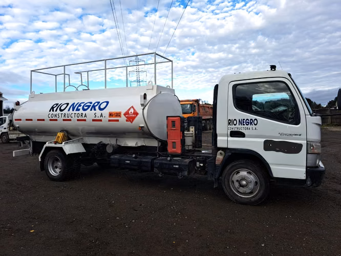 CAMIÓN DE COMBUSTIBLE 5M3 MITSUBISHI CANTER 915. AÑO: 2018