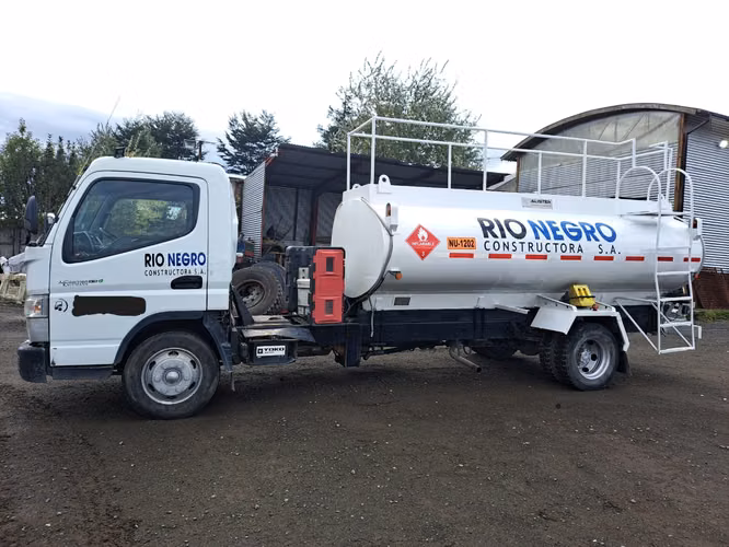 CAMIÓN DE COMBUSTIBLE 5M3 MITSUBISHI CANTER 915. AÑO: 2018