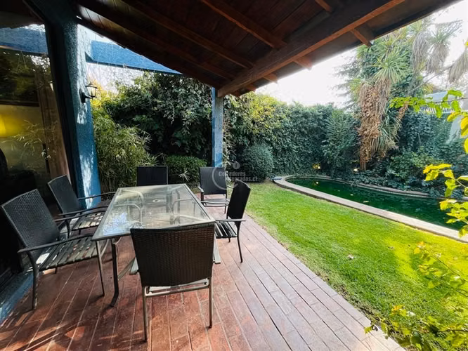 Casa en arriendo de 5 dorm. en Las Condes