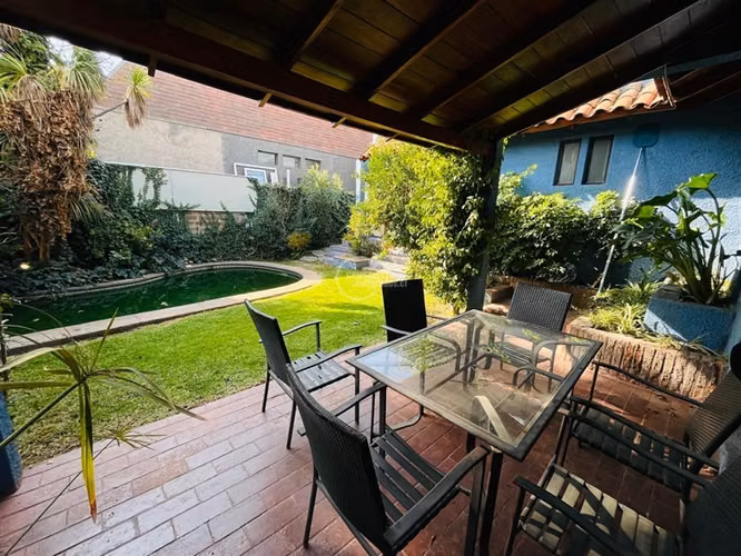 Casa en arriendo de 5 dorm. en Las Condes