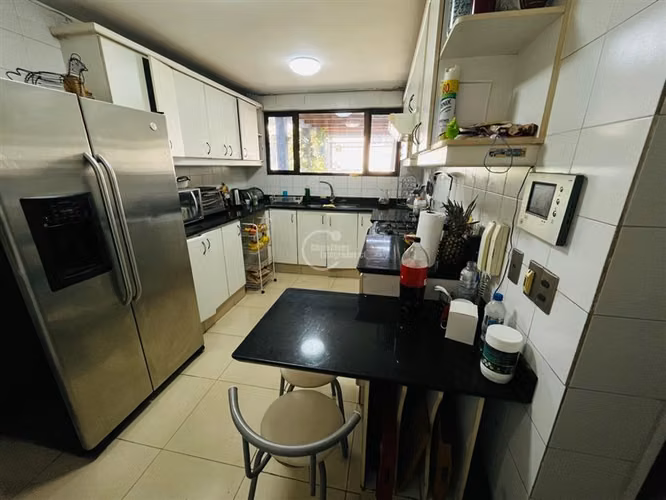 Casa en arriendo de 5 dorm. en Las Condes