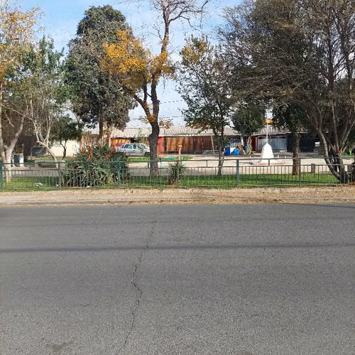 Casa solida amplia con buena interconexión vial, cercana a comercio y escuelas