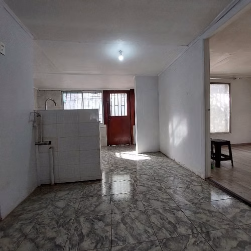 Casa solida amplia con buena interconexión vial, cercana a comercio y escuelas